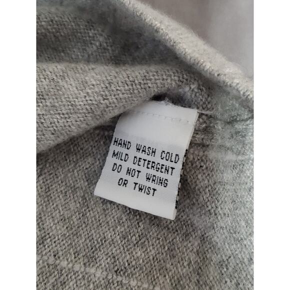 Saks Fifth Avenue Women’s Cardigan Sweater XL Gray 100% Cashmere Button Front - Picture 4 of 9